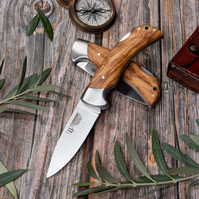 CUDEMAN – FOLDING SKINNER 9.5CM STANDARD BLADE, SATIN OLIVE WOOD HANDLE / NO SHEATH (323-L)